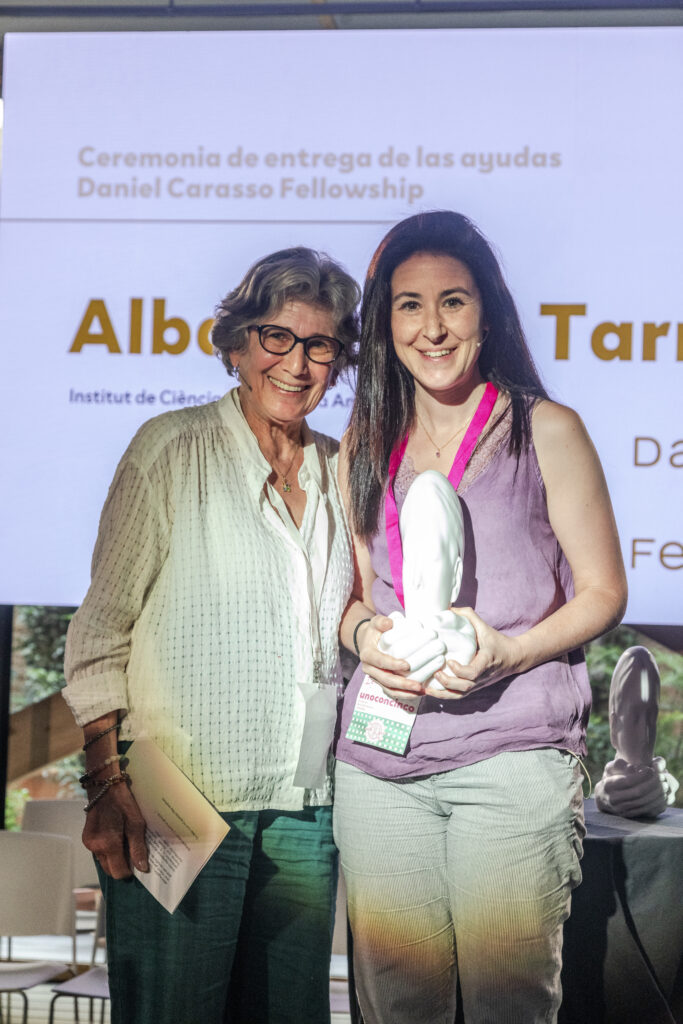 Alba Aguión, galardonada con la Daniel Carasso Fellowship 2025, posa junto a Maria Nahmias, presidenta de la Fundación Daniel y Nina Carasso, y su galardón